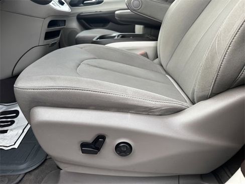 Certified 2021 Chrysler Pacifica Touring image 20