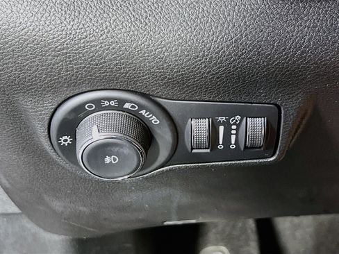 Used 2023 Jeep Compass Latitude w/ Sun and Sound Group AWD/4WD image 10