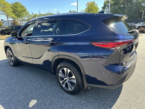 Used 2021 Toyota Highlander XLE AWD/4WD image 7