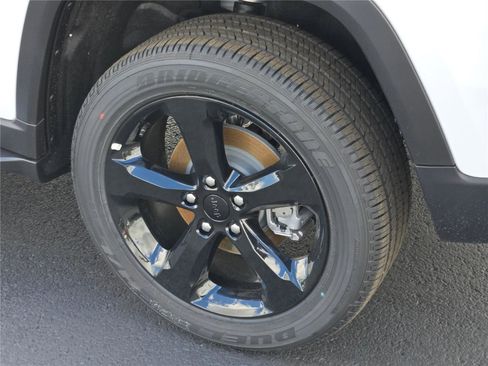 New 2025 Jeep Grand Cherokee Altitude image 18