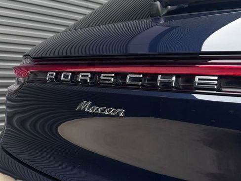 Certified 2021 Porsche Macan AWD/4WD image 27
