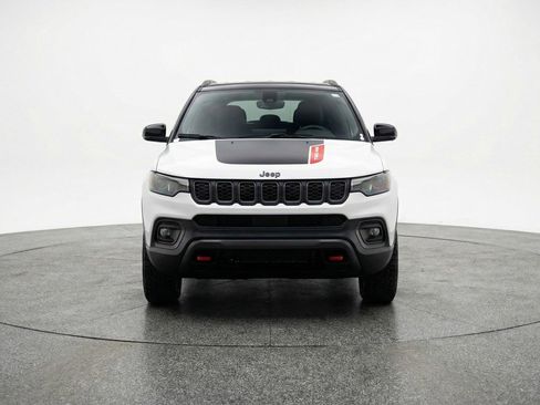 Used 2025 Jeep Compass Trailhawk AWD/4WD image 2