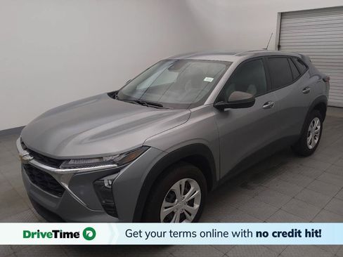 Used 2025 Chevrolet Trax LS FWD image 1