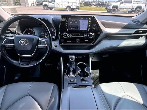 Used 2022 Toyota Highlander XLE AWD/4WD image 16