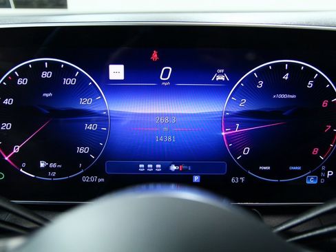 Used 2025 Mercedes-Benz GLC 300 4MATIC image 12