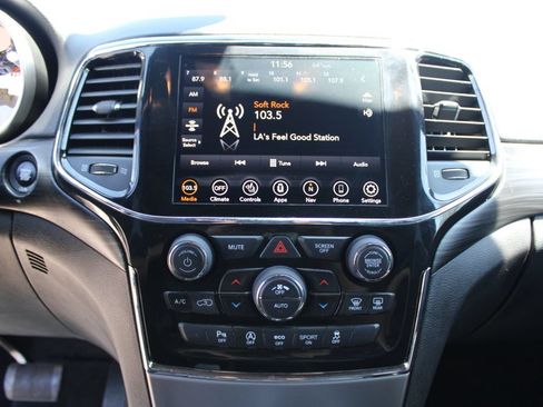 Used 2022 Jeep Grand Cherokee Laredo X AWD/4WD image 24