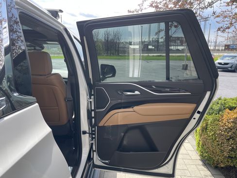 Used 2022 Cadillac Escalade Premium Luxury AWD/4WD image 18