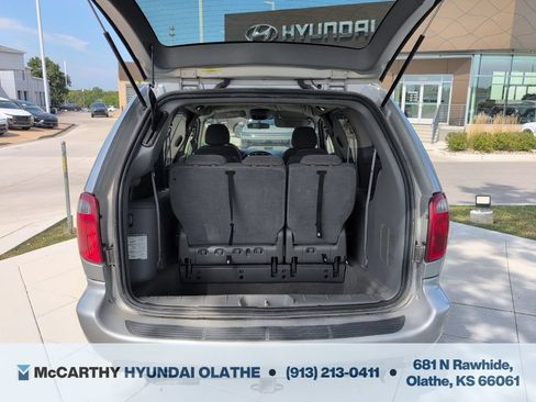 Used 2006 Chrysler Town & Country Touring FWD image 15