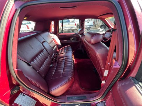 Used 1990 Lincoln Town Car image 38