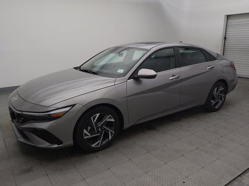 Used 2025 Hyundai Elantra SEL FWD image 2
