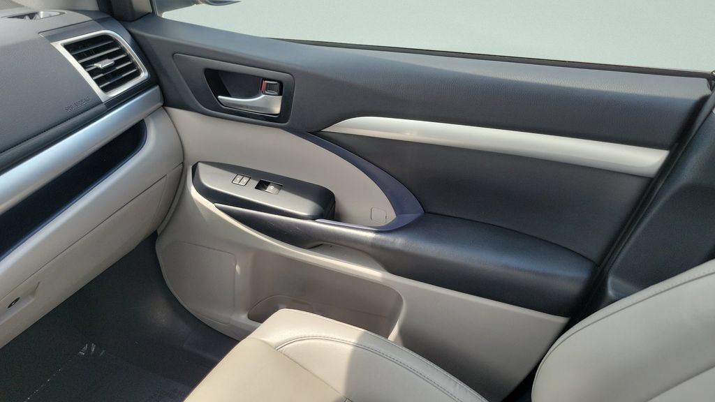 Used 2019 Toyota Highlander XLE AWD/4WD image 13