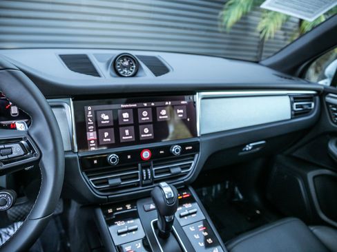 Certified 2026 Porsche Macan image 20