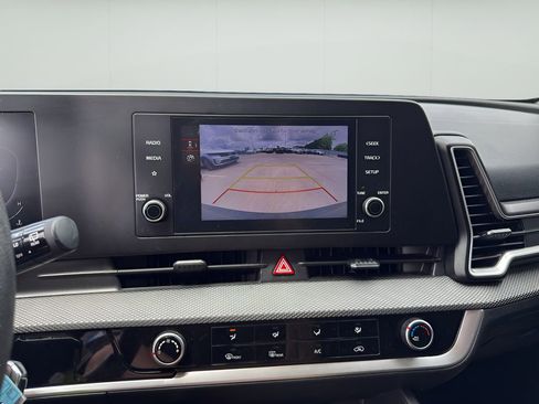 Used 2023 Kia Sportage LX image 9