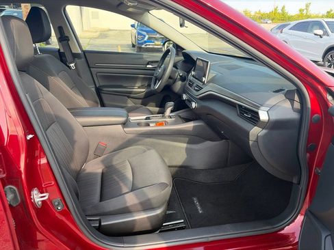 Used 2025 Nissan Altima 2.5 SV FWD image 12