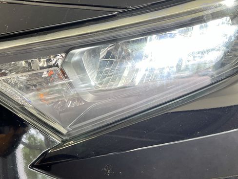 Used 2019 Toyota RAV4 LE FWD image 12