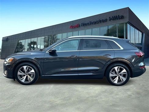 Used 2024 Audi Q8 e-tron Premium Plus w/ Premium Plus Package image 2