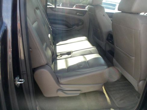 Used 2016 Chevrolet Suburban LT RWD image 8