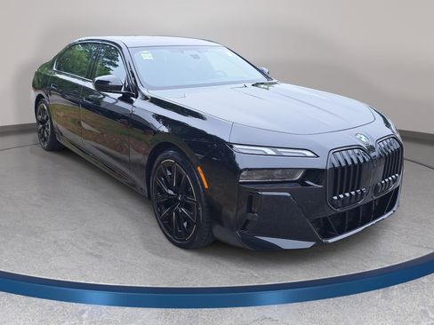 New 2026 BMW 740i RWD image 3