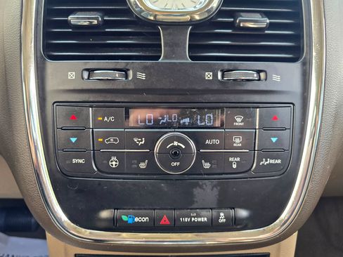 Used 2014 Chrysler Town & Country Touring-L w/ Driver Convenience Group FWD image 36