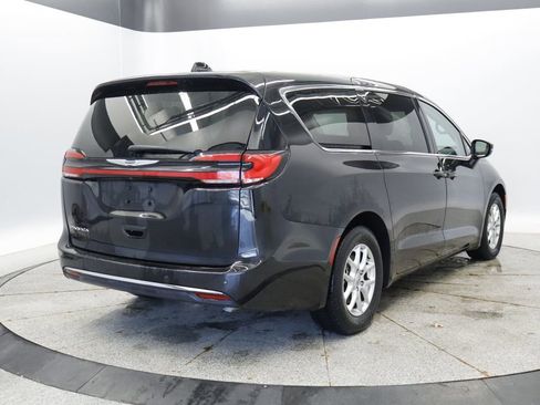 Certified 2023 Chrysler Pacifica Touring-L FWD image 6