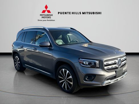 Used 2022 Mercedes-Benz GLB 250 4MATIC w/ Premium Package Lite image 3