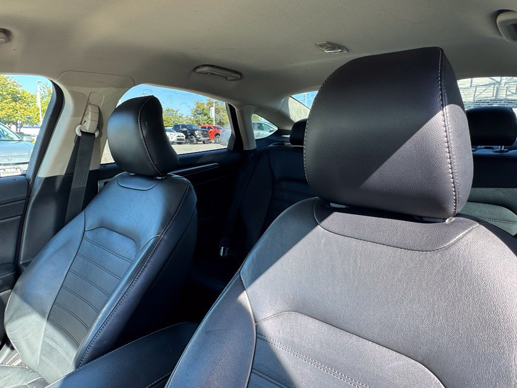 Used 2017 Ford Fusion SE w/ Fusion SE Technology Package FWD image 12