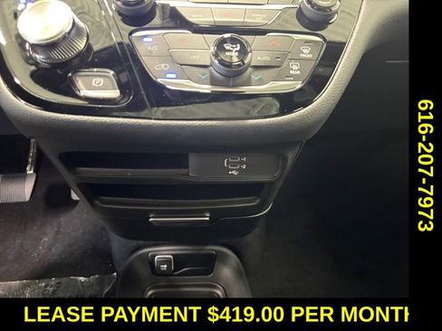 Used 2026 Chrysler Pacifica Select FWD image 13