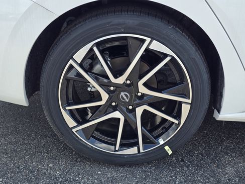 Used 2025 Nissan Sentra SR w/ SR Premium Package FWD image 5