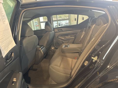 Used 2024 Nissan Altima 2.5 SV image 14