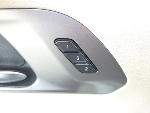 Used 2022 Chrysler Pacifica Touring-L image 14