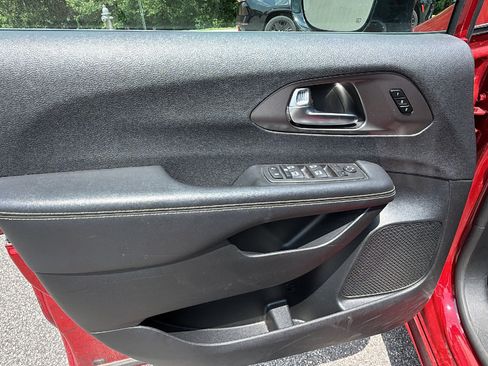 Used 2025 Chrysler Pacifica Select FWD image 14