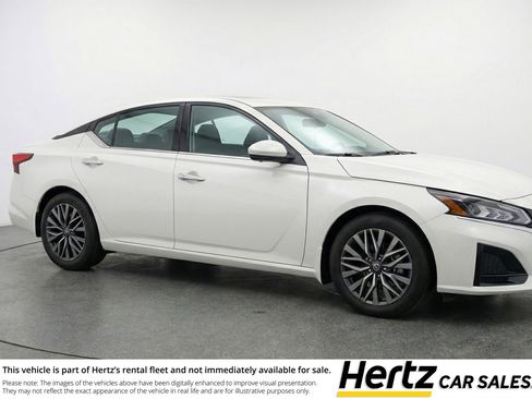 Used 2025 Nissan Altima 2.5 SV FWD image 1