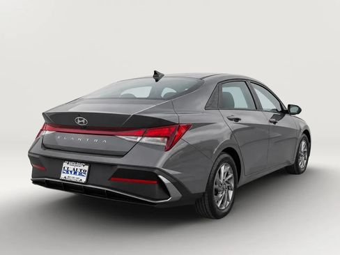 Used 2024 Hyundai Elantra SEL FWD image 7