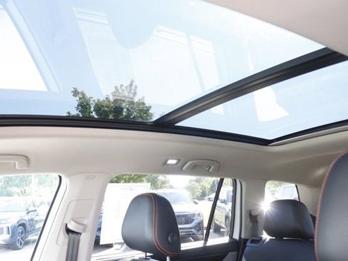 Used 2024 Volkswagen Atlas Peak Edition SE image 17