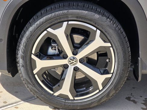 New 2026 Volkswagen Tiguan SE FWD image 8