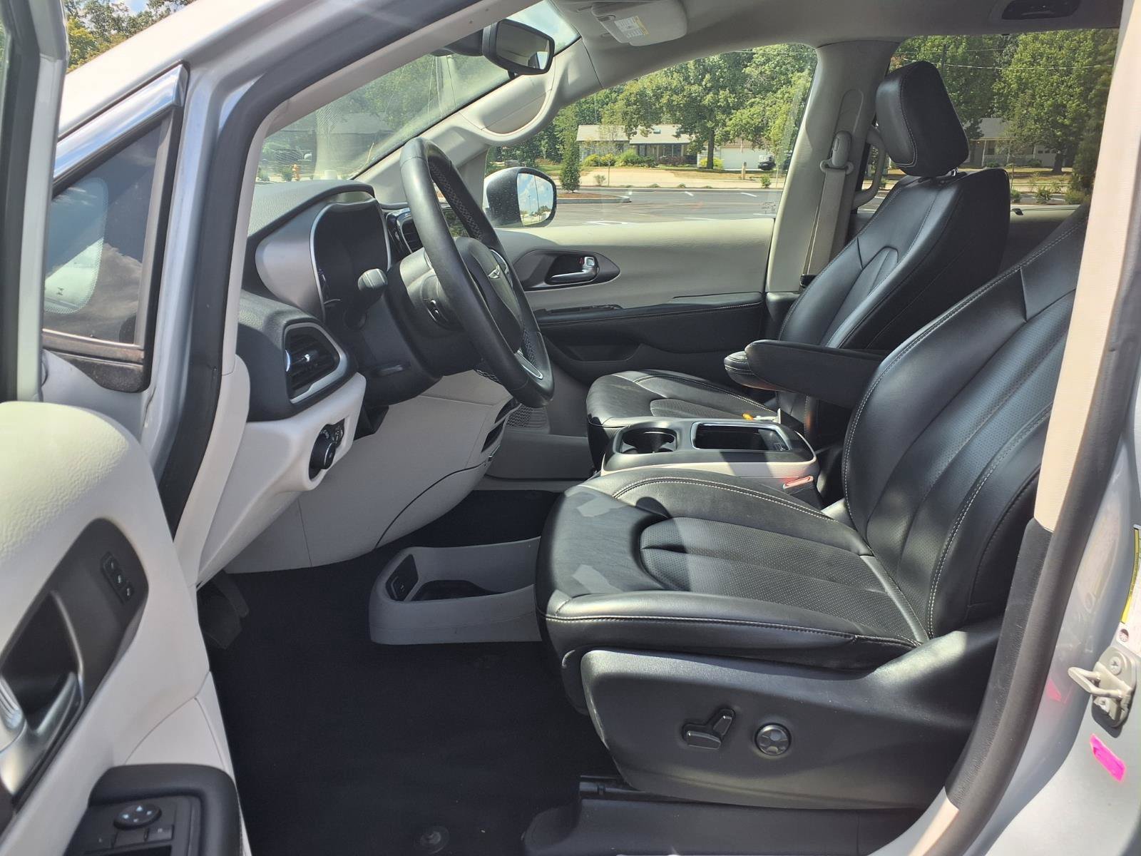 Used 2023 Chrysler Pacifica Touring-L FWD image 25