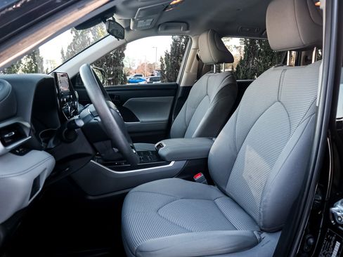 Used 2021 Toyota Highlander L image 7