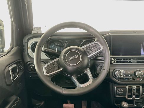 Used 2025 Jeep Wrangler Unlimited Sahara AWD/4WD image 17