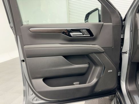 New 2026 Chevrolet Suburban Premier AWD/4WD image 19