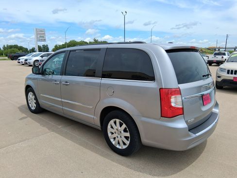 Used 2013 Chrysler Town & Country Touring FWD image 6
