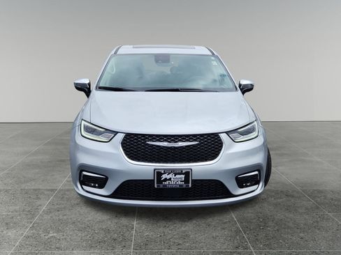 Used 2023 Chrysler Pacifica Limited image 2