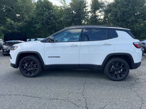 Used 2024 Jeep Compass Latitude w/ Convenience Group AWD/4WD image 2
