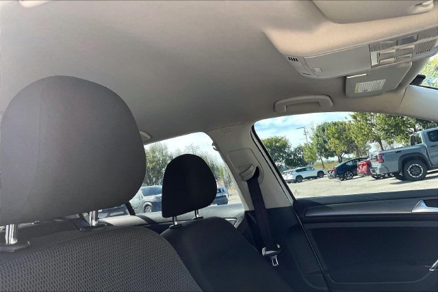 Used 2018 Volkswagen Golf S FWD image 19