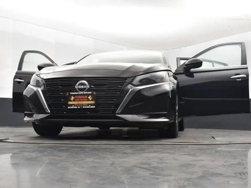 Used 2024 Nissan Altima 2.5 SV FWD image 11
