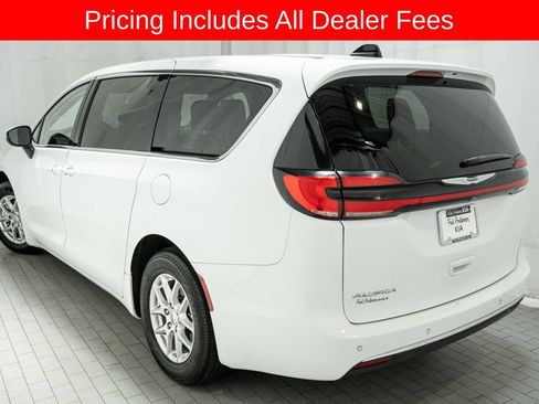 Used 2023 Chrysler Pacifica Touring-L FWD image 3