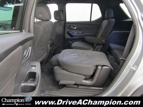 Used 2023 Chevrolet Traverse LT image 17