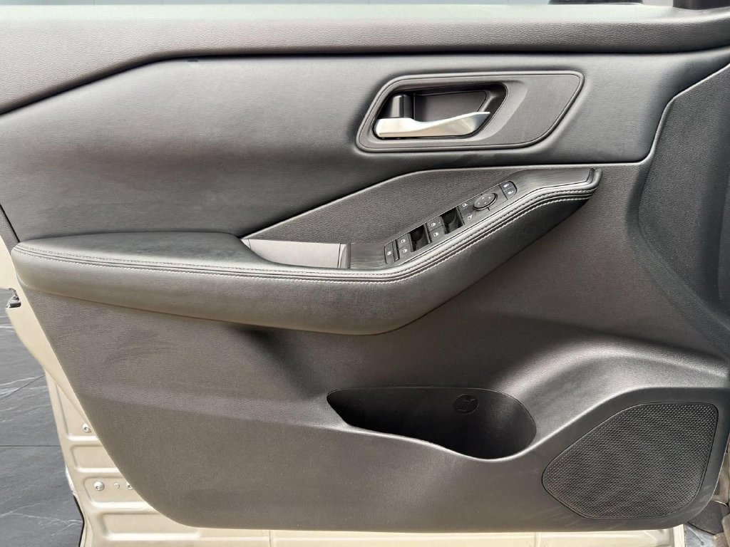 Used 2025 Nissan Rogue SV AWD/4WD image 14