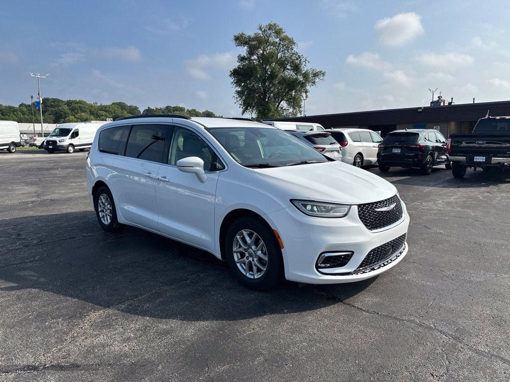 Used 2022 Chrysler Pacifica Touring-L FWD image 3