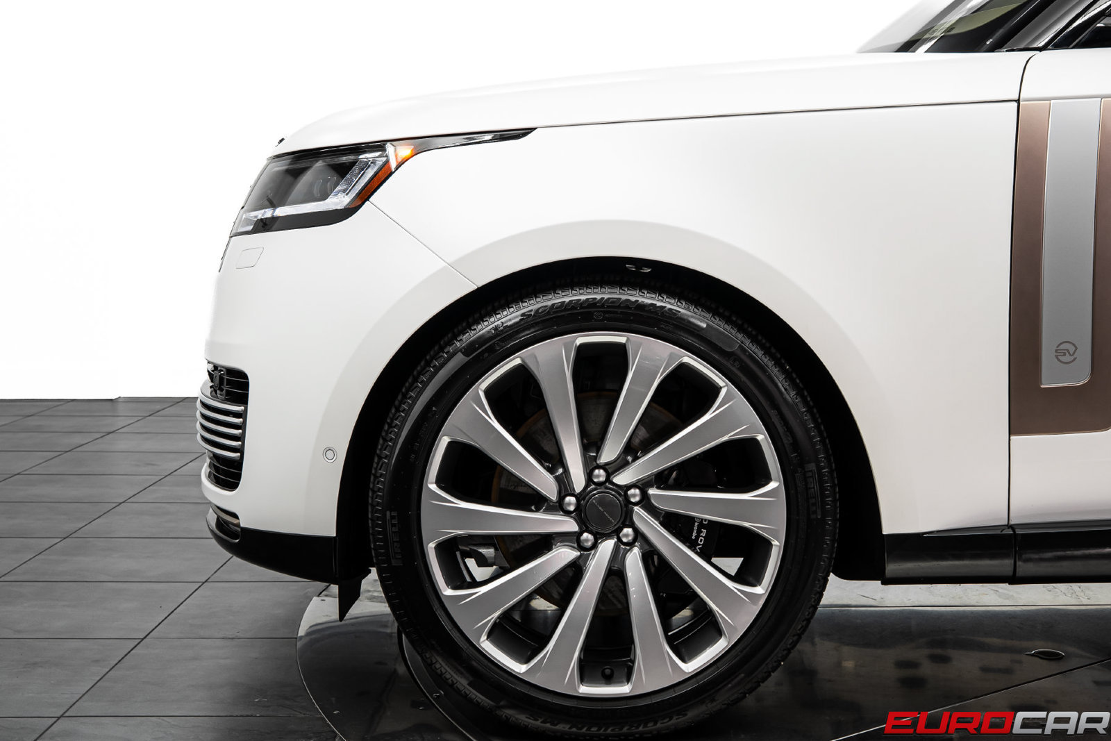 Used 2026 Land Rover Range Rover SV AWD/4WD image 13