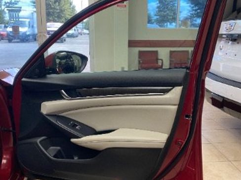 Used 2022 Honda Accord Touring image 9